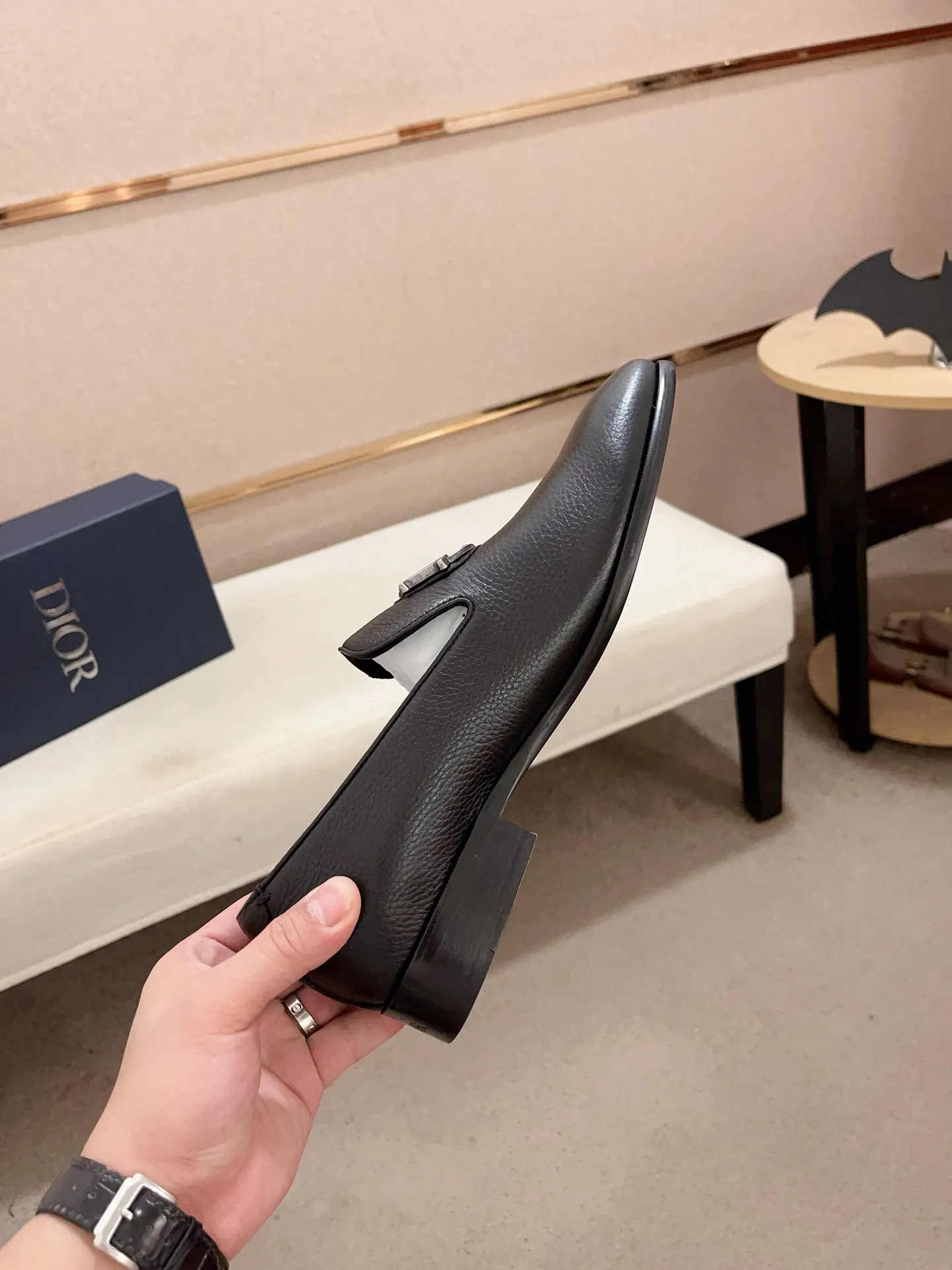 Factory price: 270 men's shoes 💰 High-end version of Dior Dior's new series. Famous actors and Internet celebrities wear super popular designs. They are designed with the sculptures of French artist Niki de Saint Phalle as rings. Material: Fabric: imported original material. Foot pads: cowhide. Outsole: Rubber outsole. Men's shoe size: 38~44. Can be customized to size 45.